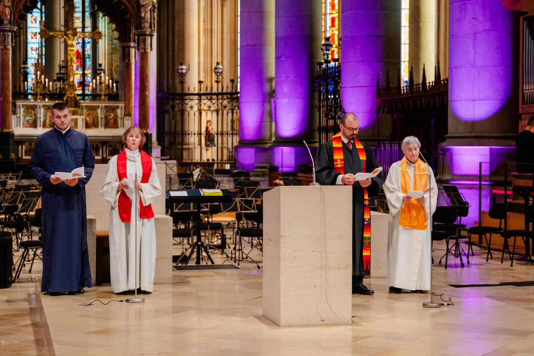 Vertreter*innen der Kirchen beim ökumenischen Friedensgebet zur Eröffnung der Langen Nacht der Kirchen 2026 beim Friedensgebet im Linzer Mariendom. vlnr: Diakon Djordje Micic (Serbisch-orthodoxe Kirche), Vikarin Elisabeth Steinegger (Altkatholische Kirche), Pastor Martin Obermeir-Siegrist (Evangelisch-methodistische Kirche), Johanna Eisner (Römisch-katholische Kirche)