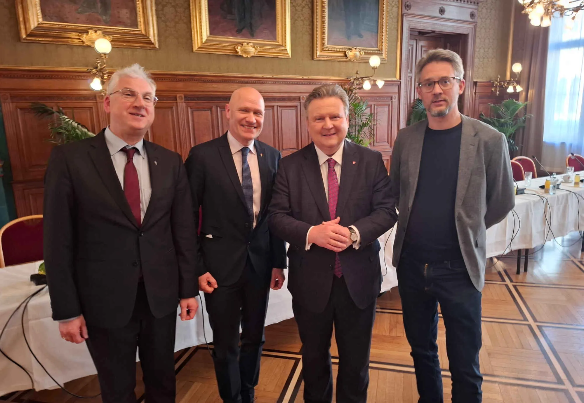 Wiener Religionsrat setzt Zeichen für Dialog und Zusammenhalt Beim Wiener Religionsrat: Seitens der Evangelischen Kirchen waren beim Treffen mit Bürgermeister Ludwig (2.v.re) vertreten (v.l.): der reformierte Landessuperintendent Thomas Hennefeld, der evangelische Superintendent von Wien Matthias Geist sowie Superintendent Stefan Schröckenfuchs von der Evangelisch-Methodistischen Kirche (re.).