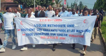 Junge Menschen bei einer Friedenskundgebung in Kindu, DR Kongo, Anfang Februar. Sie demonstrieren für den Frieden im Ostkongo.
