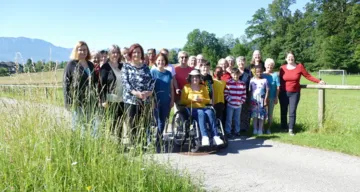Donata Persson, Regina Meinhold, Choon-Young Kim-Gross, Birgitta Prachner, Yvonne Schröckenfuchs, Erika Prachner, Bischöfin Rosemarie Wenner, Marie Appiah, Iris Radauer, Pflegerin Jana (verdeckt), Maria Huber, Erika Weissenböck, Monika Greil (im Rollstuhl), Rosemarie Schweiger, Elijah Büürma, Kezia Danso, Hilde Burey, Margarete Steiner, Jeremiah Büürma, Maria Ivanovsky, Dorothee Büürma, Henrietta Danso, Charlotte Schwarz, Esther Handschin