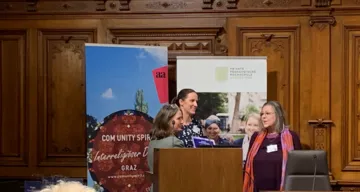 Übergabe an Bürgermeisterin Elke Kahr (l.) durch Dr. Lilian Suppan (m.) und Inge Brenner (r.) vom Interreligiösen Beirat