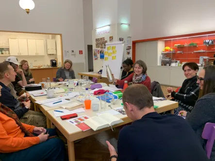 rechts herum: Ben Nausner (mit dem Rücken), Martha Zilka, Ute Frühwirth, Sylvia Beilner, Doreen Ighama, Jutta Henner, Magdalena Bruckmüller, Daniel Mohr (weißes Kapperl), Alexxis Kajenjeri (verdeckt), Eike Nungesser, Jennifer Howe