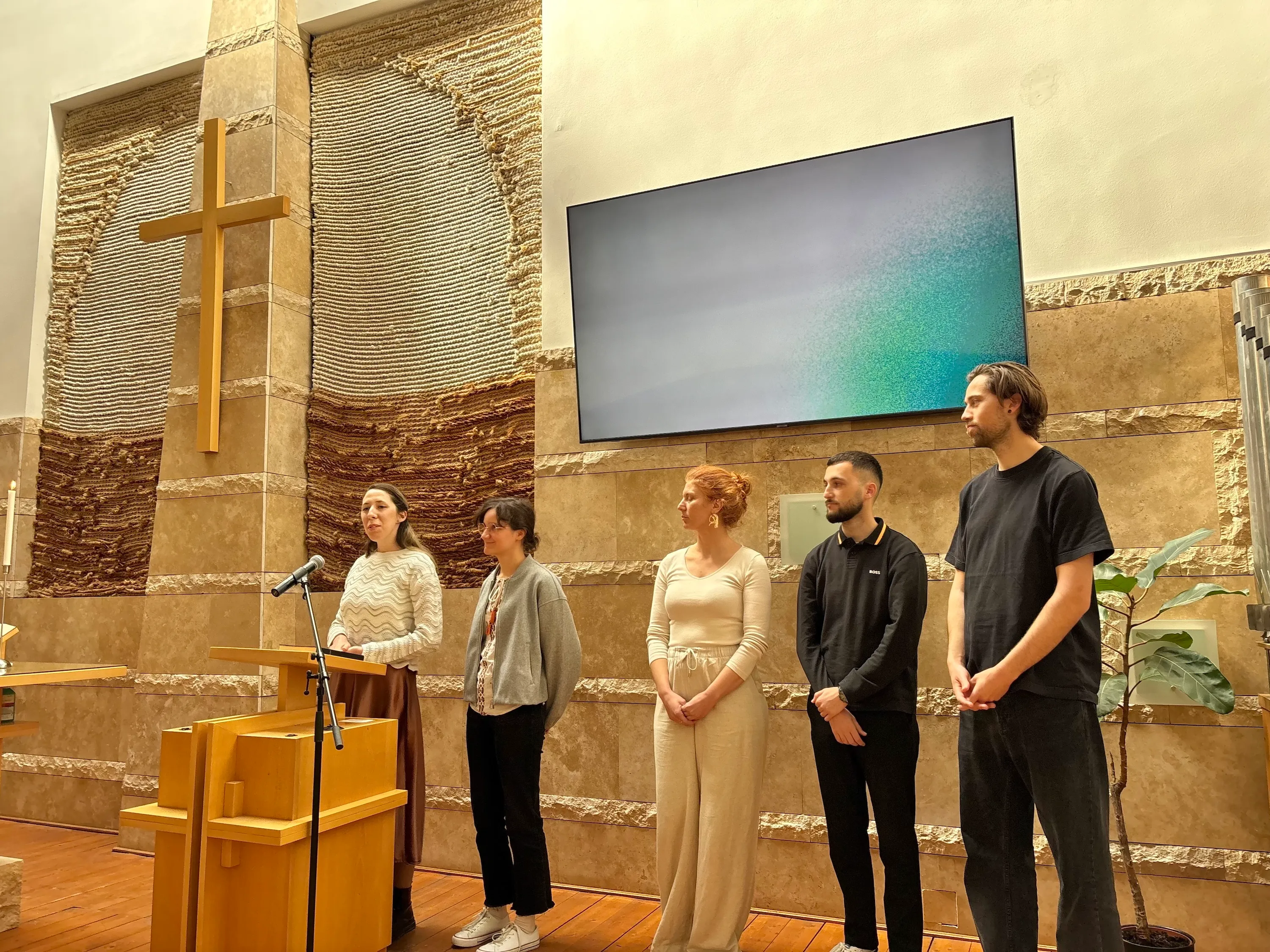 Mitglieder der Arbeitsgruppe Kinder und Jugend der Zentralkonferenz Mittel- und Südeuropa bei Tisch während ihres Treffens in Budapest 11.-13.04.2025. V.l.n.r: Martin Obermeir-Siegrist (A), Damian Szczepańczyk (PL), Simon Zürcher (CH), Daniela Stoilkova (MKD), Sarah Putman (RO/USA), Leah Harper (RO/USA), Ivana Pastor (SRB), Johanna Pásztor (HU), Dániel Vadászi (HU), Shyqyri Muço (ALB), Gjergj Lushka (ALB).