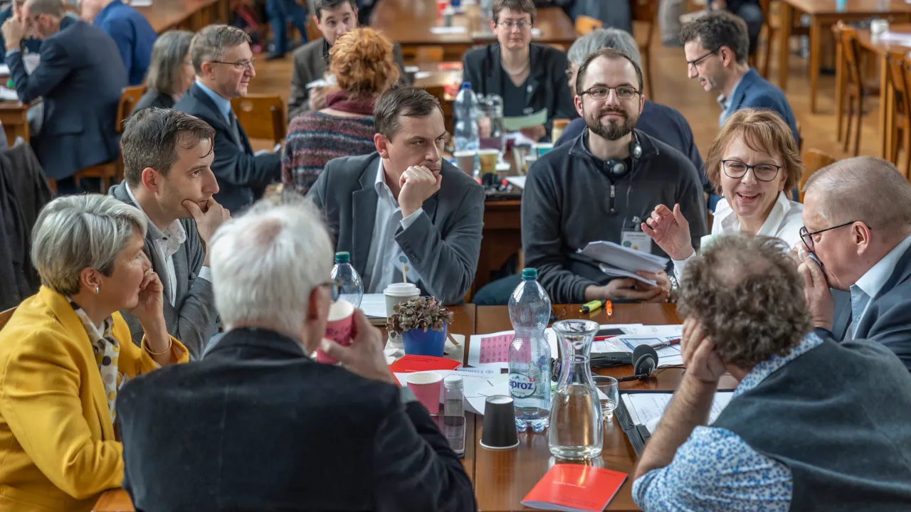 Zukunftsfragen: Zentralkonferenz nimmt Vorschläge des Runden Tischs deutlich an