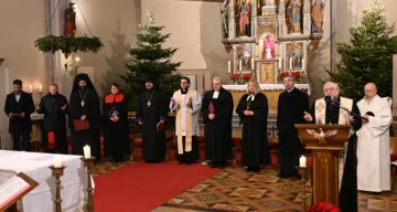 Mitwirkende, von links nach recht: Dr. Georg (Koptische Kirche), Rev. Patrick Curran (Anglikanische Kirche), Pater Athanasius Buk (Griechisch-orthodoxe Kirche), Pastorin Esther Handschin (Evangelisch-methodistische Kirche), Bischof Tiran Petrosyan (Armenisch-apostolische Kirche), Kaplan Pater Matthias Cepielik CM (Röm.-kath. Pfarre St. Josef-Weinhaus), Landessuperintendent Thomas Hennefeld (Evang. H.B.), Oberkirchenrätin Ingrid Bachler (Evang. A.B.), Bischofsvikar Nicolae Dura (Rumänisch-orthodoxe Kirche), Chorepiskopus Emanuel Aydin (Syrisch-orthodoxe Kirche), Diakon Walter Fürsatz (Altkatholische Kirche)