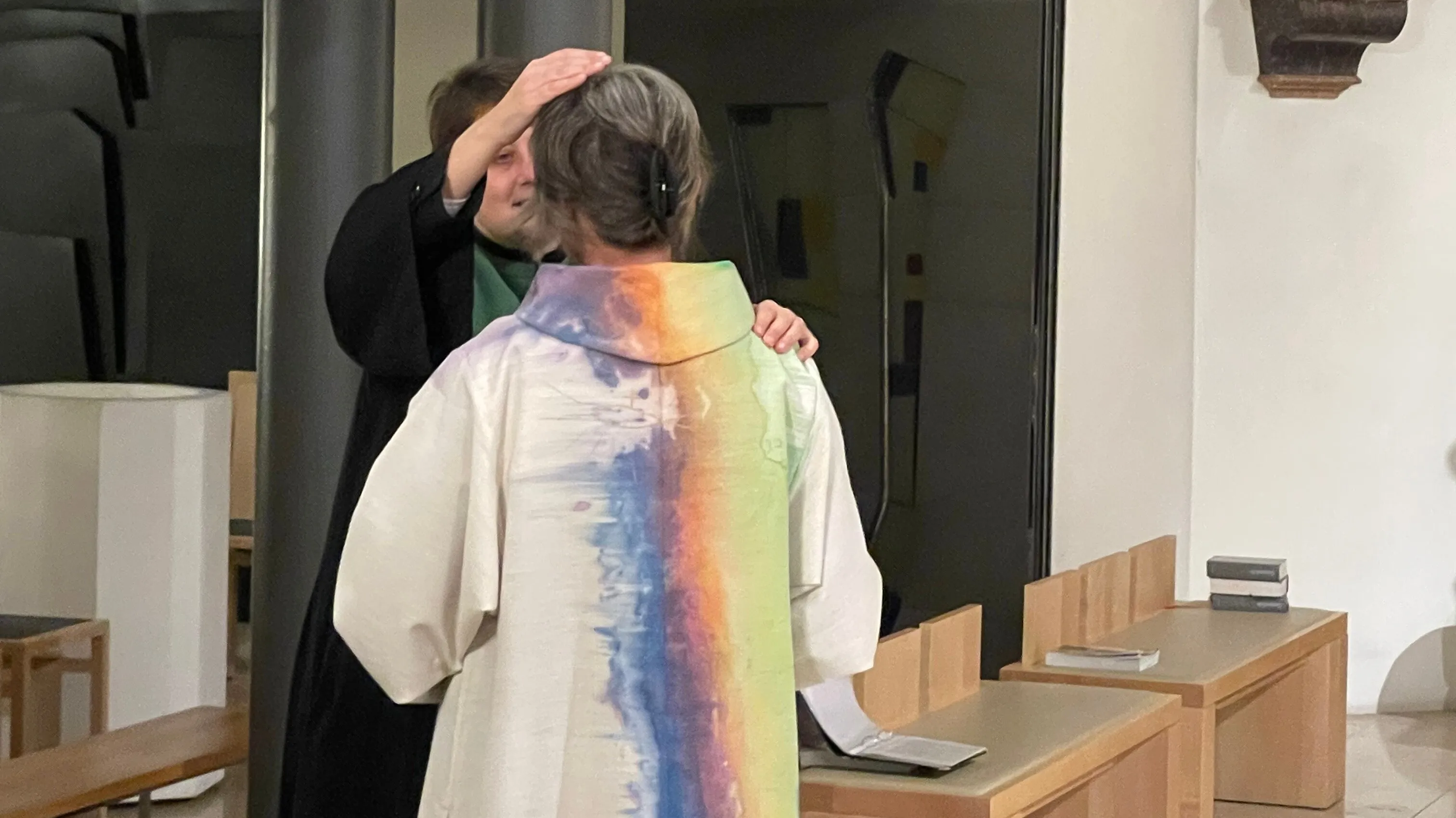 Pastorin Esther Handschin segnet Inge Tobisch