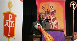 Emmanuel Katongole, katholischer Priester und Theologe, sprach vor dem methodistischen Bischofsrat über Herausforderungen, die Rassismus und stammesgebundene Politik für Christ:innen darstellen.