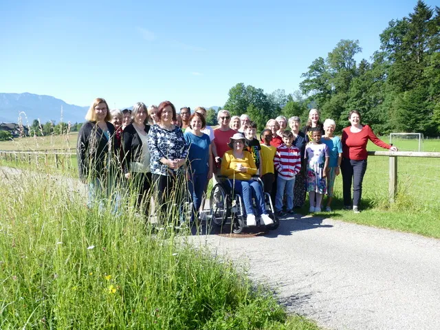 Frausein im Wandel der Zeit Donata Persson, Regina Meinhold, Choon-Young Kim-Gross, Birgitta Prachner, Yvonne Schröckenfuchs, Erika Prachner, Bischöfin Rosemarie Wenner, Marie Appiah, Iris Radauer, Pflegerin Jana (verdeckt), Maria Huber, Erika Weissenböck, Monika Greil (im Rollstuhl), Rosemarie Schweiger, Elijah Büürma, Kezia Danso, Hilde Burey, Margarete Steiner, Jeremiah Büürma, Maria Ivanovsky, Dorothee Büürma, Henrietta Danso, Charlotte Schwarz, Esther Handschin