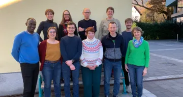 Teilnehmende, vordere Reihe (v.l.n.r.): Alexis Kajenjeri, Maria Sonnleithner, Alexander Mühlberger, Jennifer Howe, Eike Nungesser, Sylvia Drexler;
hintere Reihe (v.l.n.r.): Ute Frühwirth, Martha Zilka, Ben Nausner, Esther Handschin